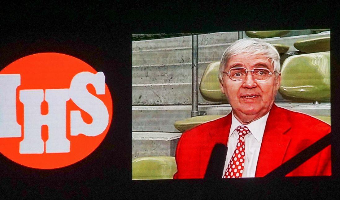 Der Mann mit dem roten Jacket: Auf der Leinwand laufen Bilder des in diesem Jahr im Alter von 87 Jahren verstorbenen Herbert "Hebo" Bohr. So gerne hätte der Macher diesen Abend noch erlebt.Bild: Dettenmeyer