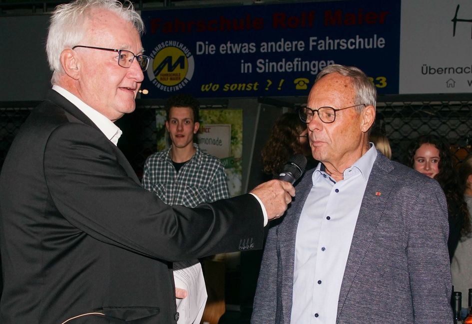Werner Späth (rechts) ist die lebende Trainerlegende schlechthin beim VfL Sindelfingen. Alleine 40 Deutsche Meistertitel und sieben Olympiateilnehmerinnen gehen auf sein Konto. Die Kameras und die Mikrofone scheut er, Hans-Jörg Zürn entkommt er nicht und verrät zu den Filmen, die er für den Abendschnitt: "Ich kann mich an jeden einzelnen Wettkampf erinnern. Es ist schade, dass ich jeweils nur zwei Minuten Zeit bekommen habe und schade, dass ich nicht noch viel mehr schnelle Mädchen zeigen konnte." Danach gibt es erst für ihn und dann für die schnellen Mädels klatschende Hände und einen weiteren Gäsehautmoment. Dafür erheben und bedanken sich  Isolde Fessel, Esther Brunner (heute Ayasse), Fredericke "Fritzi" Vombohr, Marion Fritz (heute Schneider), Anette Bürkle, Gisela Eichler (heute Kittel), Eva Baur, Marghrit Schiller, Anke Köninger (heute Salzer), Andrea Thomas (heute Weiß), Ulrike Sárvári, Birgitr Wolf (heute Hamann), Nadine Hildebrand und Carolina Krafzig.Bild: Dettemmeyer