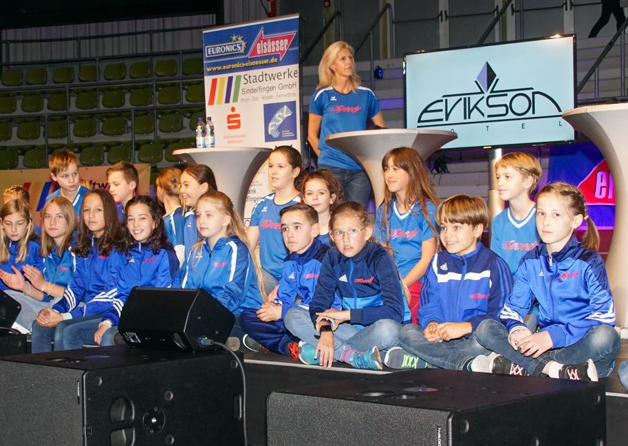 So sieht die Zukunft des VfL Sindelfingen aus. Speedy-Chefin Birgit Hamann, selbst Olympiateilnehmerin 1996, hat seit dem Jahr 2000 über 1500 Kinder gefördert und schon so manches Talent geschmiedet. Sie sagt: "Habt Spaß und steigert eure Bestleistung. Sport ist viel mehr als das Ringen nach Medaillen. Talentförderung ist das, was kontinuierlich stattfiundet. Und ein Speedy-Training fällt so gut wie nie aus."Bild: Dettenmeyer