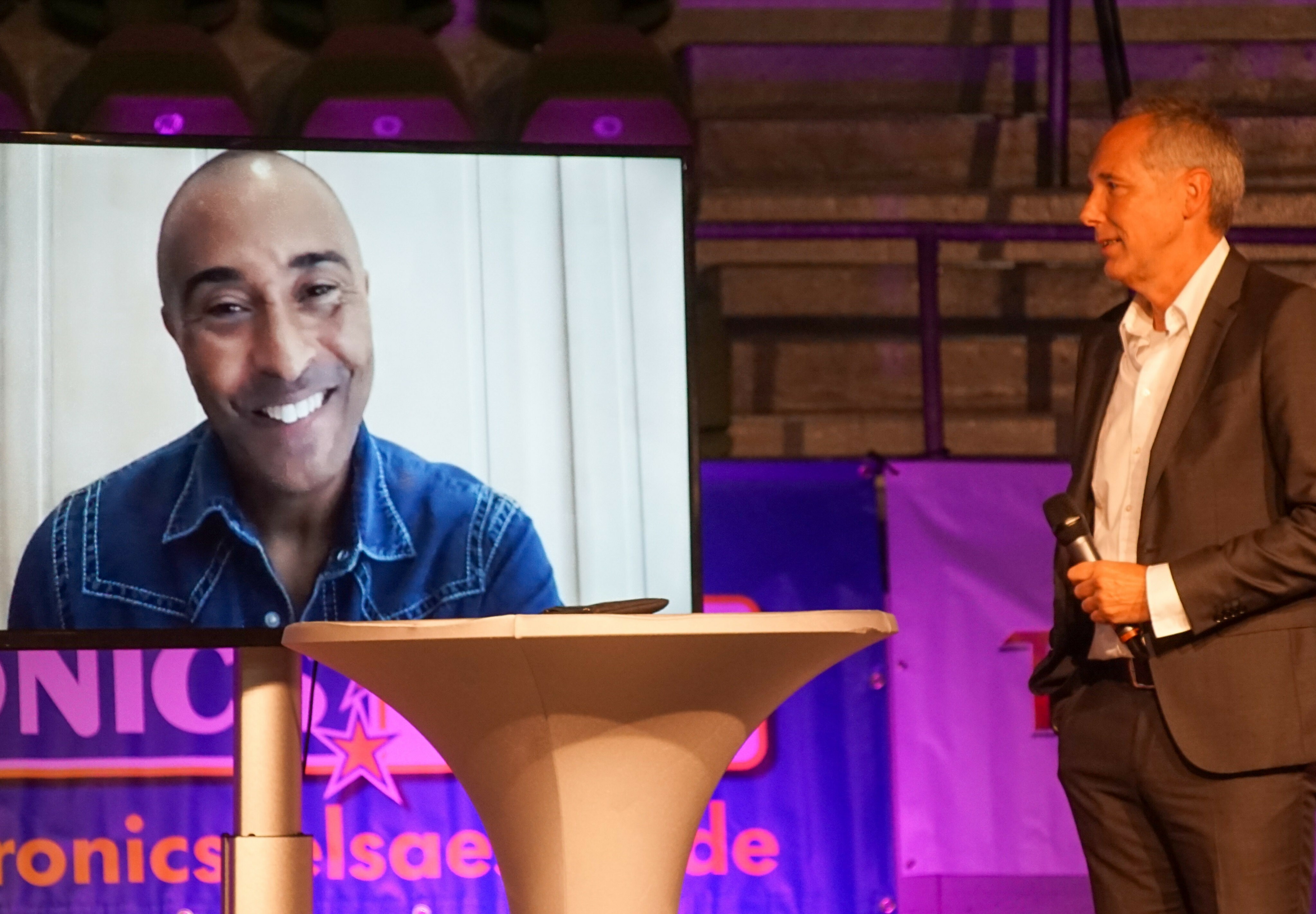 Ein bisschen schwindelt Robert Dinkelacker mit der vermeintlichen Liveschalte auf die Insel. Das Interview mit Colin Jackson, der 1994 beim IHS im Glaspalast mit 7,30 Sekunden über 60 Meter Hürden einen Fabelweltrekord aufstellte, hatte er vorher schon aufgezeichnet. Trotzdem war das ein gelungener Moment. Der Waliser wollte eigentlich persönlich vorbei kommen, steckt aber in der Arbeit zwischen zwei TV-Shows und sagt zu Sindelfingen: "Mir hat die süddeutsche Luft offensichtlich gut getan." Sein Rat an die aufstrebende VfL-Generation: "Keep dreaming big." Große Träume führen wohl an höhere Ziele. Aber auch den Spaß am Sport soll der Nachwuchs nie verlieren. Bild: Dettenmeyer