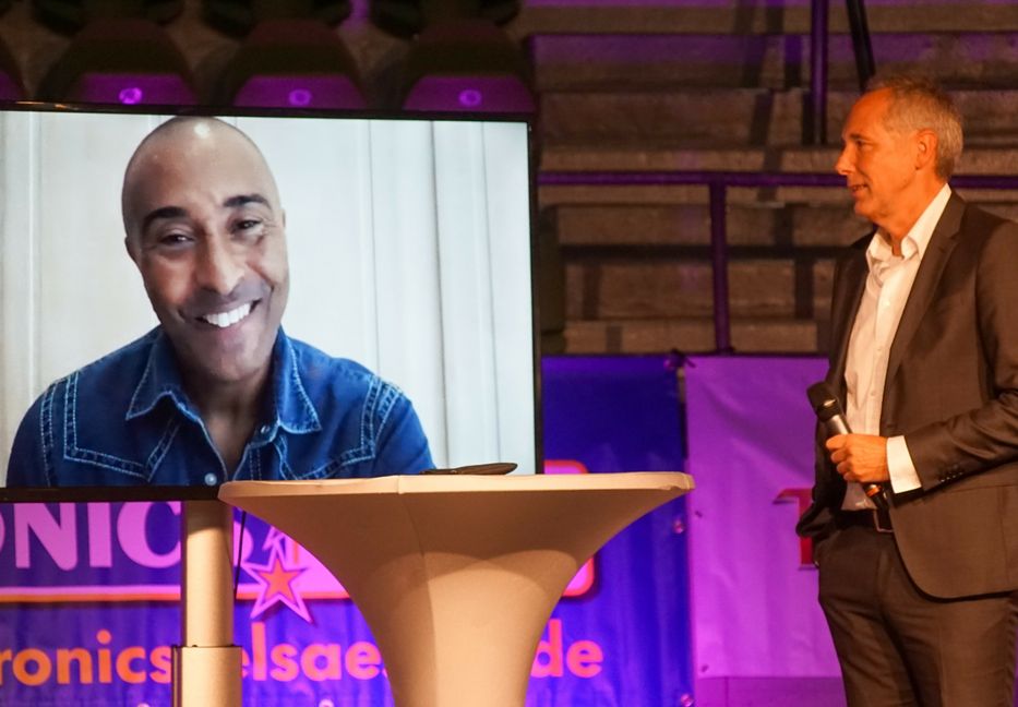 Ein bisschen schwindelt Robert Dinkelacker mit der vermeintlichen Liveschalte auf die Insel. Das Interview mit Colin Jackson, der 1994 beim IHS im Glaspalast mit 7,30 Sekunden über 60 Meter Hürden einen Fabelweltrekord aufstellte, hatte er vorher schon aufgezeichnet. Trotzdem war das ein gelungener Moment. Der Waliser wollte eigentlich persönlich vorbei kommen, steckt aber in der Arbeit zwischen zwei TV-Shows und sagt zu Sindelfingen: "Mir hat die süddeutsche Luft offensichtlich gut getan." Sein Rat an die aufstrebende VfL-Generation: "Keep dreaming big." Große Träume führen wohl an höhere Ziele. Aber auch den Spaß am Sport soll der Nachwuchs nie verlieren. Bild: Dettenmeyer