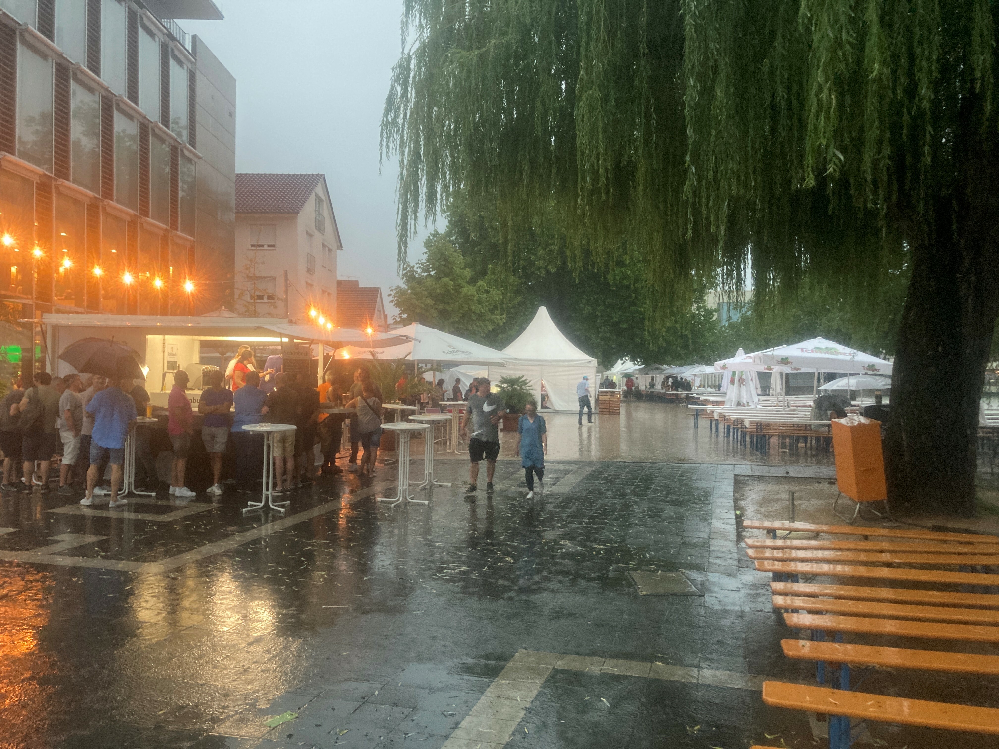 Dampfende Luft: Mehrere Platzregen setzten der Außengastronomie und dem Flanieren zwischen den Gastro-Zelten ein Ende. Bild: Jung