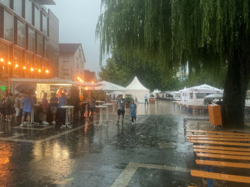 Dampfende Luft: Mehrere Platzregen setzten der Außengastronomie und dem Flanieren zwischen den Gastro-Zelten ein Ende. Bild: Jung