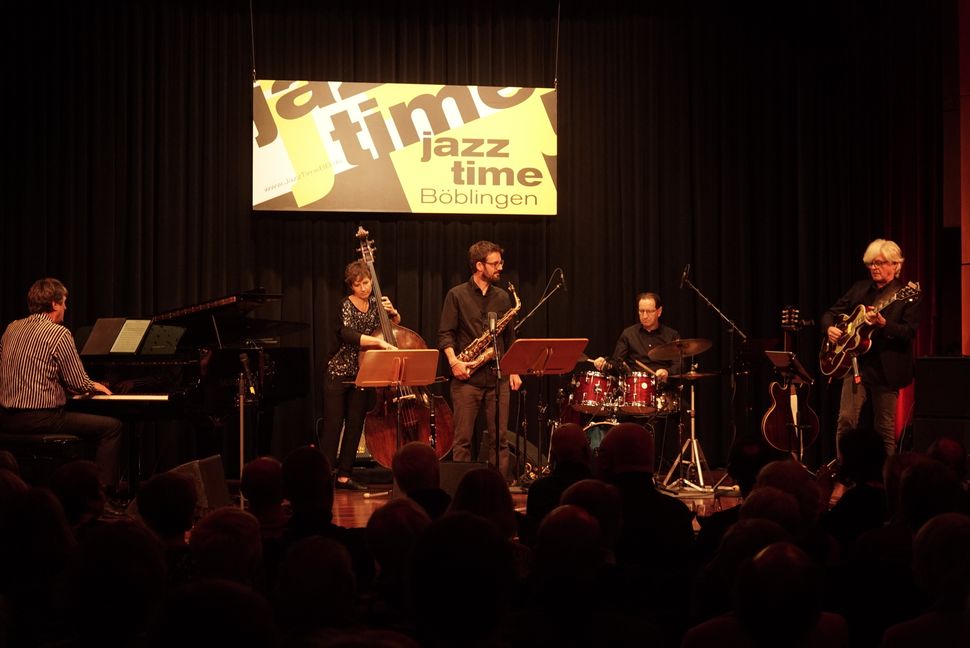 Gitarrist Werner Acker (Erster von rechts) war diesmal bei der Jazztime in Böblingen besonders gefragt. Bild: Heiden
