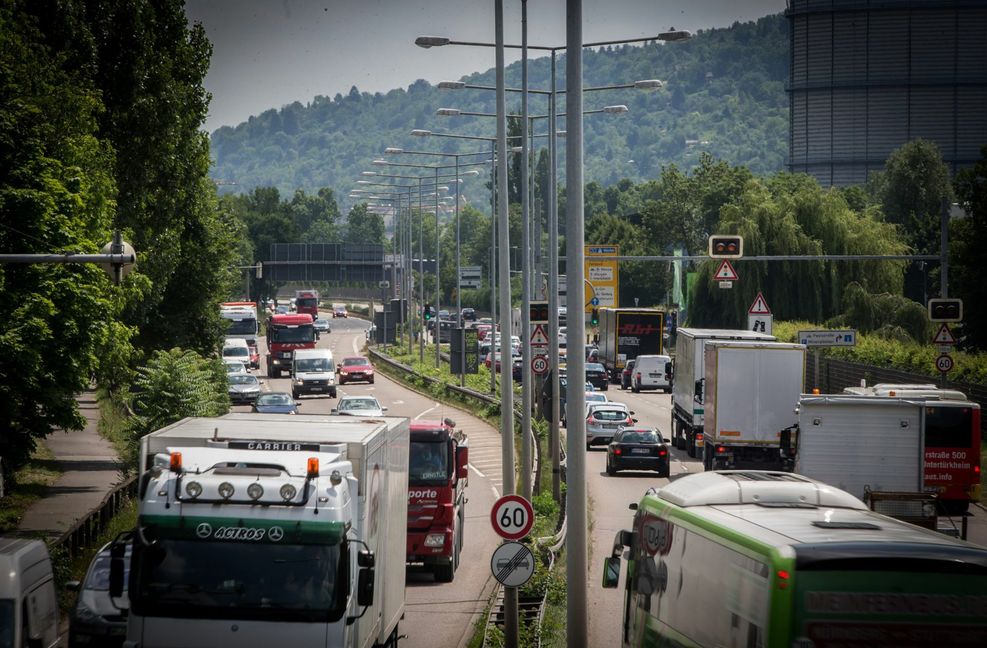 Lkw machen einen beträchtlichen Teil des Verkehrs und der Emissionen von Klimagas aus. Durch Brennstoffzellen können Lkw und später auch größere Pkw klimaneutral werden – vorausgesetzt, es gibt genügend Wasserstoff aus klimaneutraler Produktion.
 Foto: Lichtgut/Achim Zweygarth