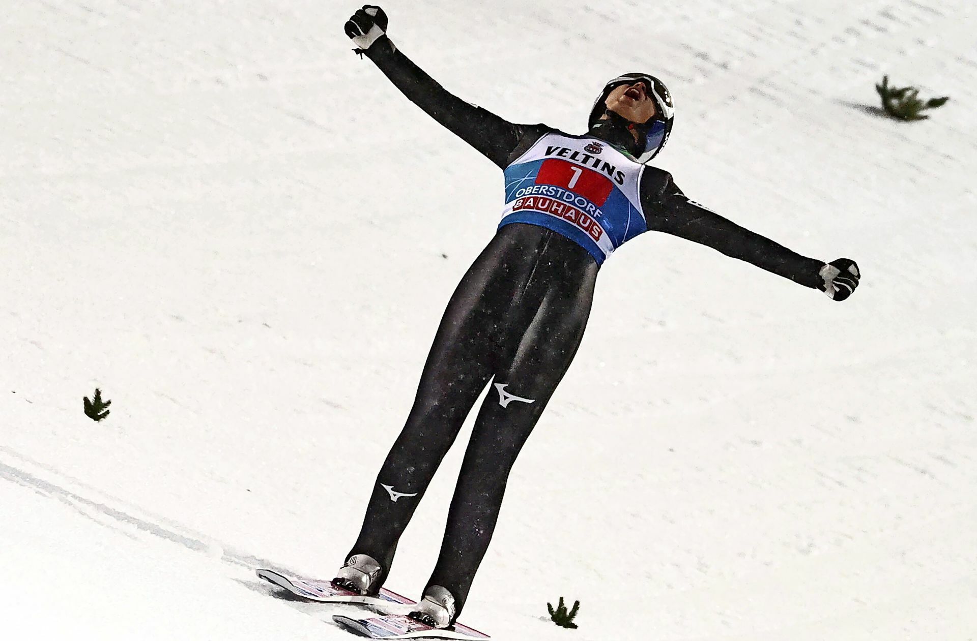 Ryoyu Kobayashi feiert den perfekten Sprung und den Sieg in Oberstdorf.
 Foto: dpa/Daniel Karmann