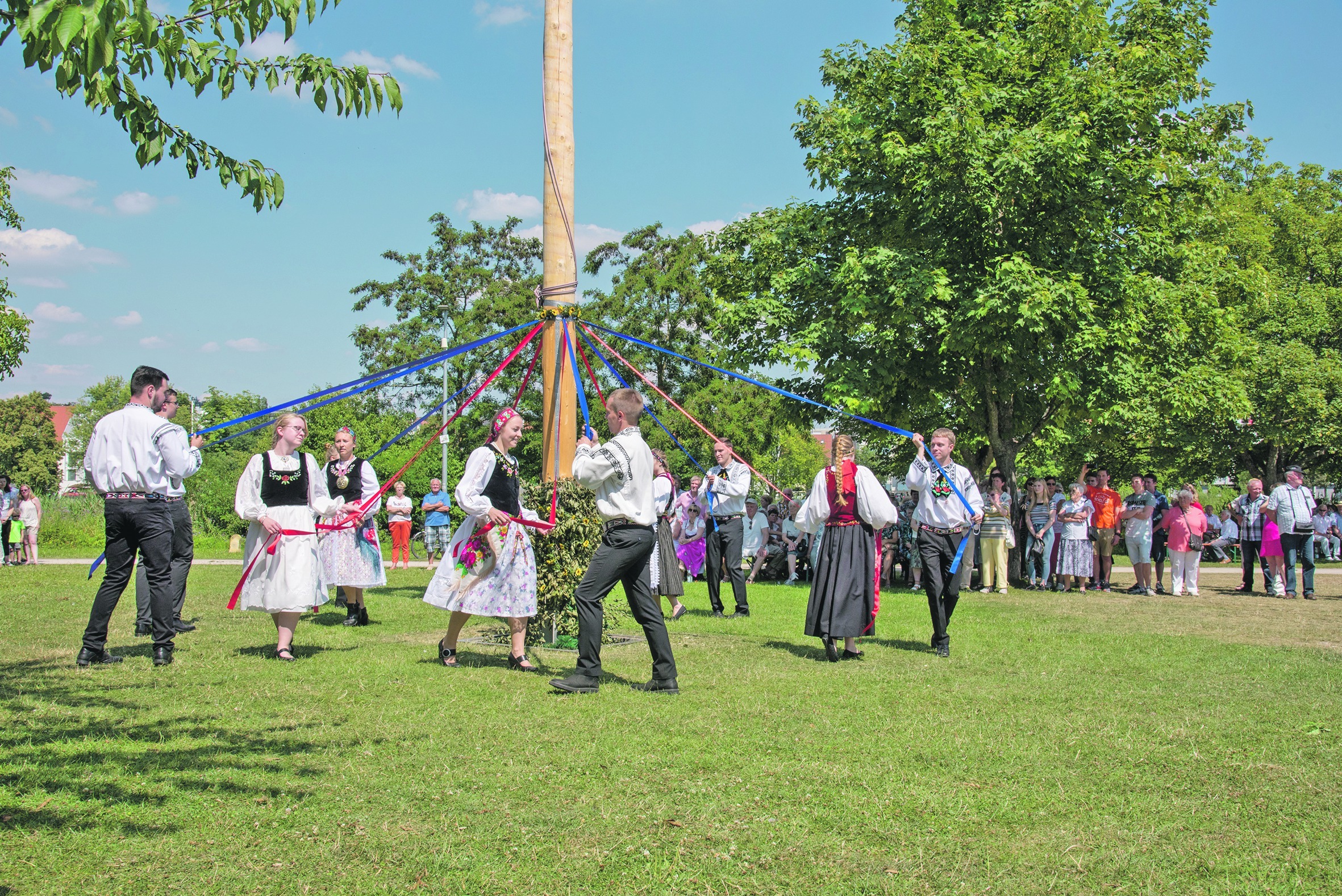 Die Jugendtanzgruppe der Siebenbürger Sachsen zeigte beim Kronenfest in Böblingen einen Bändertanz. Bild: Nüßle