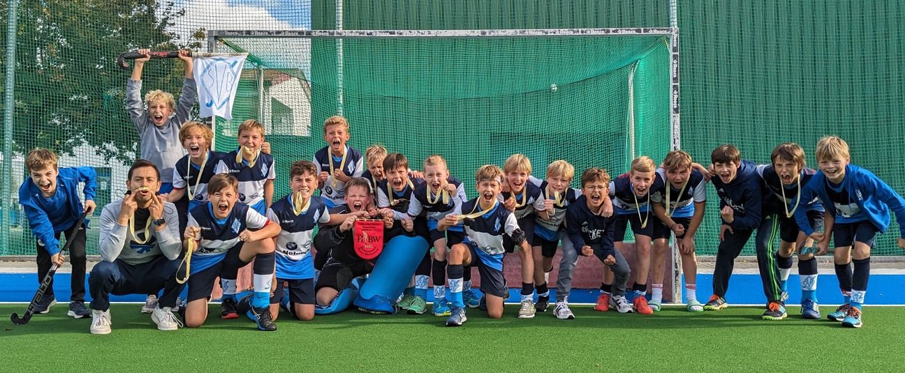 So sehen Sieger aus: Die Böblinger U12-Jungs feiern die Meisterschaft. Bild: Meyer
