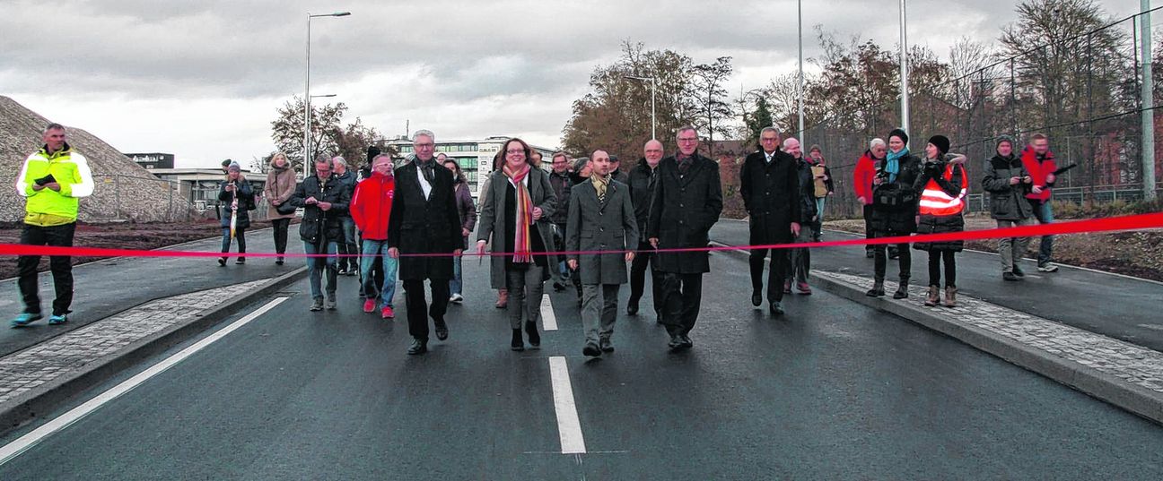 Kurz vor dem großen Schnitt der Scheren – für die Baustelle an der Herrenberger Straße haben die letzten Minütlein geschlagen.  Bild: Jung