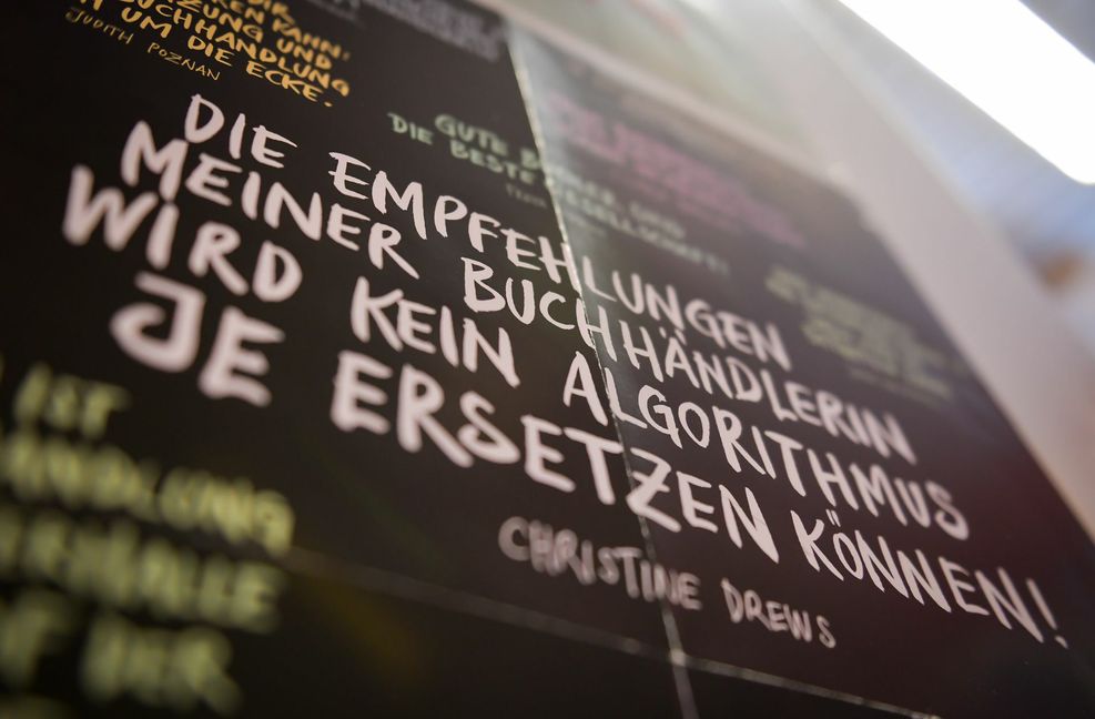 Das Schild macht klar, dass Meinhardt und seine Beschäftigten nicht auf die Marketingaktionen der Verlage, sondern auf die eigenen Empfehlungen setzen. Mit Erfolg:  Der Roman „Drachenläufer“ hat sich im Laufe der Jahre 3000-mal verkauft, auch weil das Team ihn ständig empfahl.