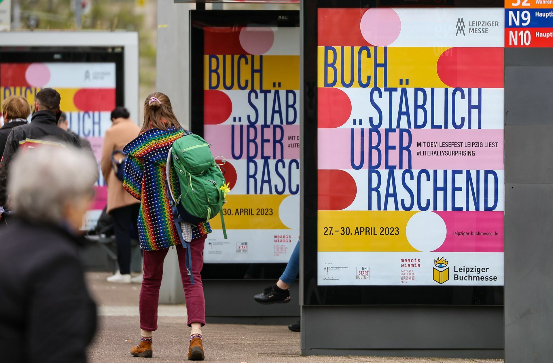 Rund 2000 Aussteller aus 40 Ländern präsentieren nach Messeangaben ihre Neuheiten rund ums Buch – rund 500 weniger als 2019. Für das Publikum steht auch das Lesefestival „Leipzig liest“ hoch im Kurs. 2400 Veranstaltungen sind angesetzt.
