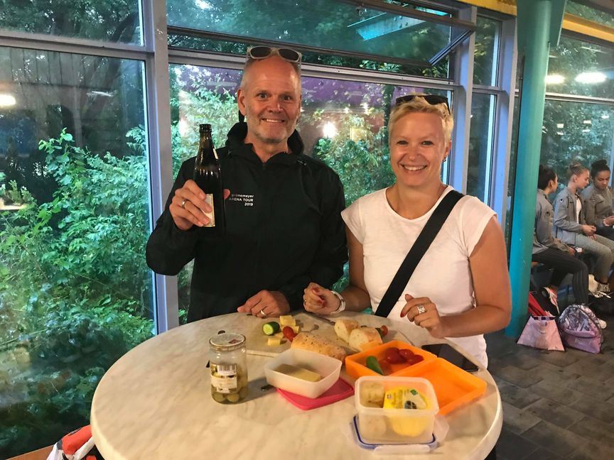 Bürgerpicknick-Organisatorin Katrin Finkelnburg und ihr Mann Axel Finkelnburg nutzten die Wartezeit in der Klosterseehalle für ein improvisiertes Picknick.  Bild: z