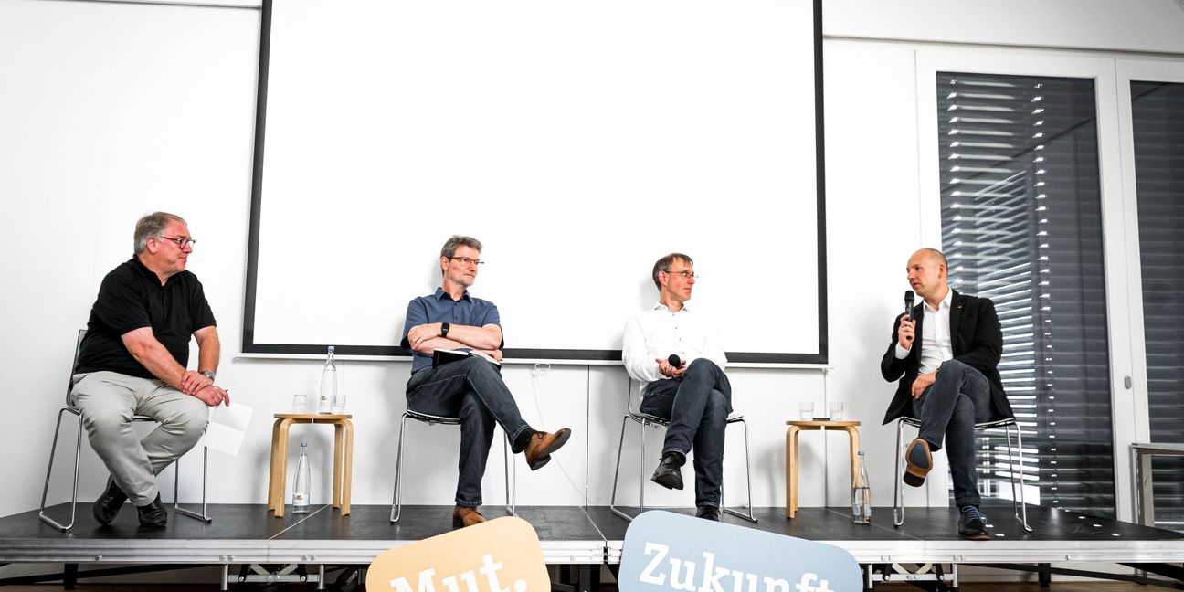 Von links nach rechts: Moderiert von Jürgen Haar diskutieren Dr. Rolf Nicodemus, Dr. Steffen Bauer und Marc Biadacz über das automatisierte Fahren.     Bild: Simon Bayer