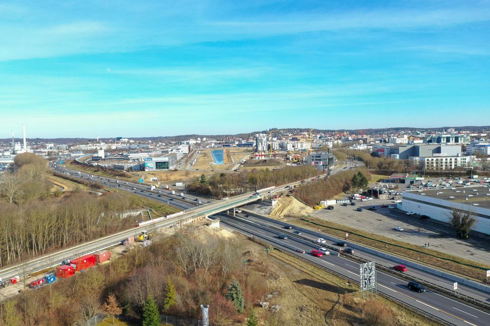 Bis Herbst soll die erste Hälfte der neuen Calwer Brücke fertig sein. Bild: Dettenmeyer