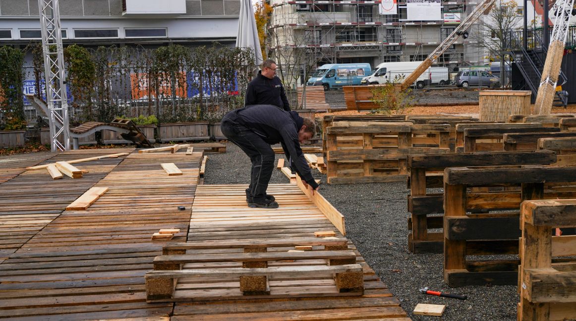 Stück für Stück entsteht der Untergrund für die Eisbahn.          Bild: Dettenmeyer