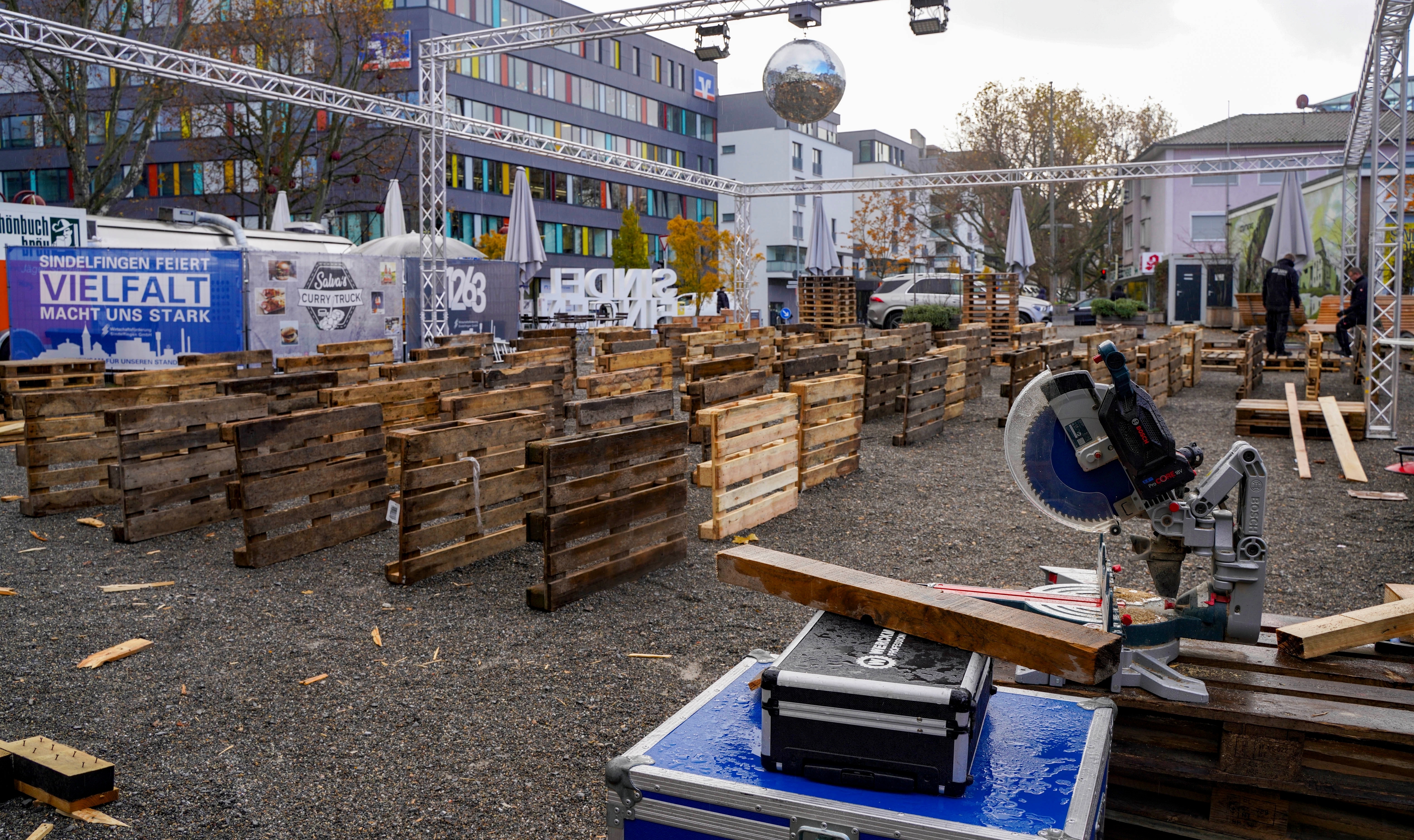 Knapp 400 Europaletten werden bis Ende der Woche verbaut.       Bild: Dettenmeyer