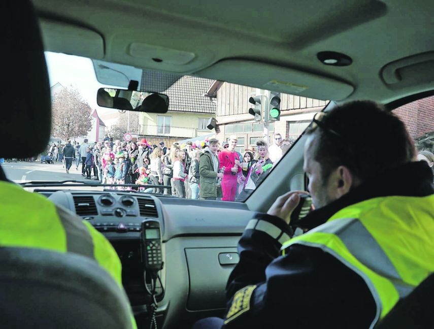 Die Polizei am Kopf des Umzuges: Alles unter Kontrolle.
