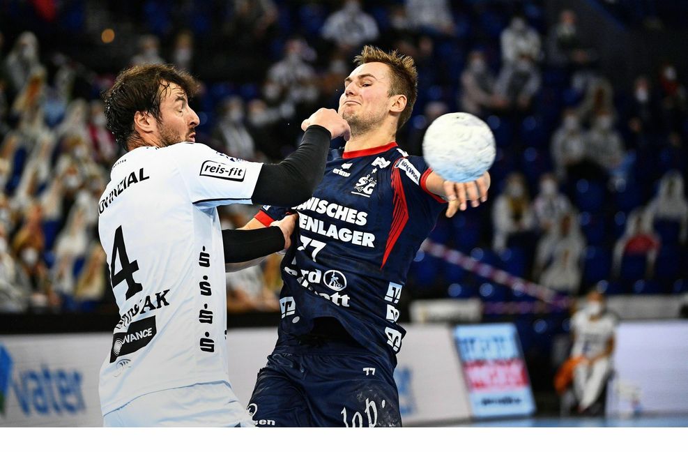 Kiels Domagoj Duvnjak (li.) gegen Flensburgs Magnus Röd: Wie im Hinspiel wird es auch an diesem Samstag beim Handball-Bundesliga-Gipfeltreffen zur Sache gehen. Foto: imago//Jörg Lühn