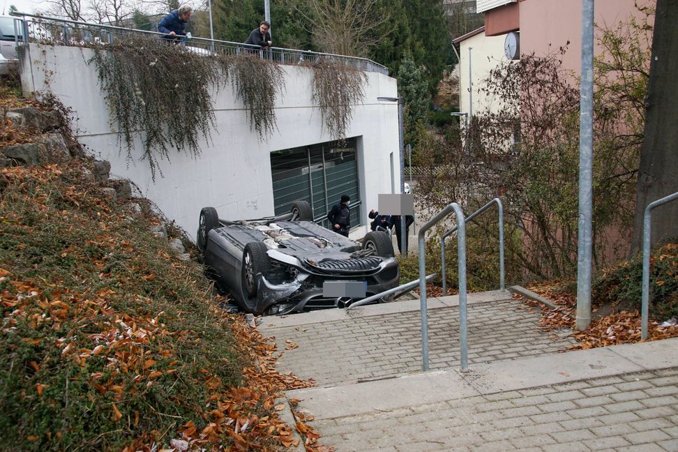Am 23. Dezember kam es in Böblingen zu einem Unfall, nachdem ein über-80-jähriger Fahrer das Gas- mit dem Bremspedal verwechselt hatte.                       Bild: SDMG / Dettenmeyer/A
 SDMG