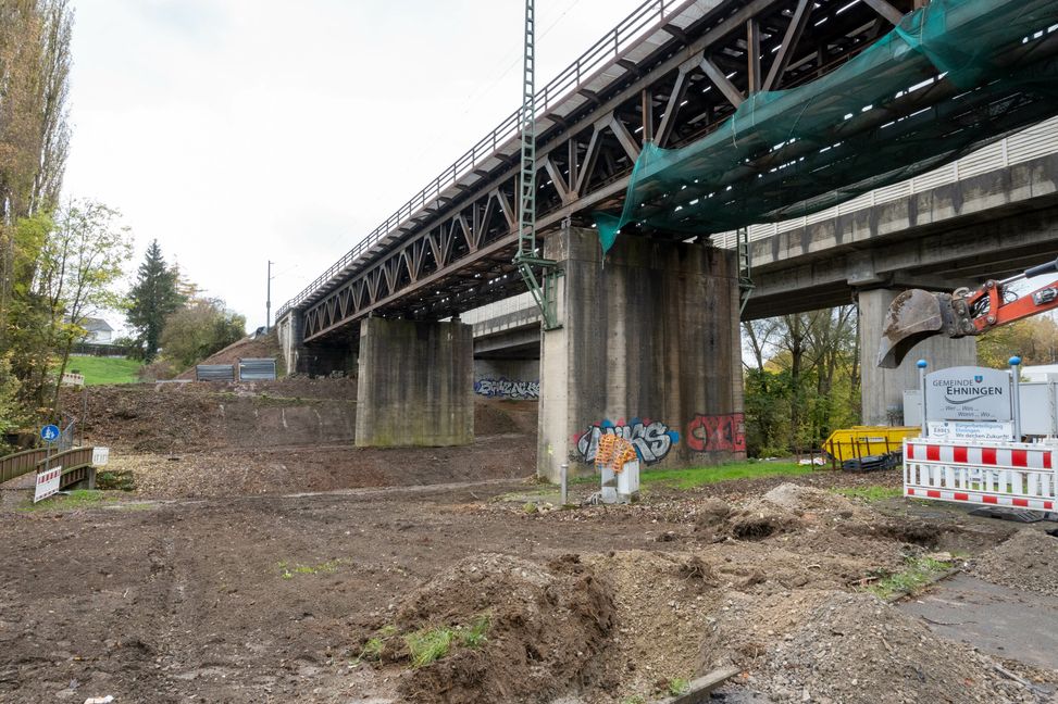 Wo vor kurzem noch Schrebergärten waren, ist jetzt die Baustelle für die Sanierung des Eisenbahnviadukts eingerichtet. Bild: Nüßle
