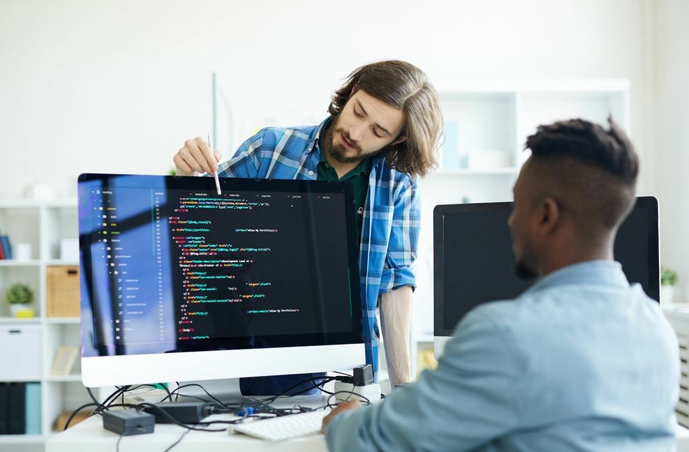 Software-Spezialistinnen und -Spezialisten sind enorm gefragt.
 Foto: Adobe Stock/pressmaster