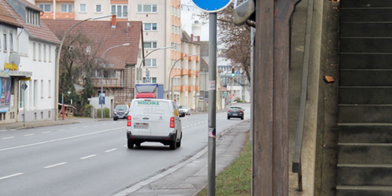 An der Hanns-Martin-Schleyer-Straße in Sindelfingen: Sieht aus wie ein Gehweg, ist aber ein Radweg. Dazu noch ein gefährlicher. 	Bild: Oberdorfer