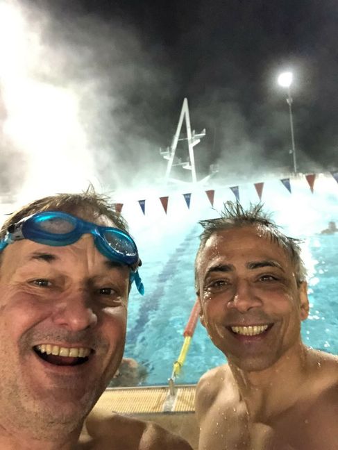 Der Sindelfinger Jörg Mornhinweg ließ es sich nicht nehmen, zum Saisonabschluss im Sindelfinger Freibad gemeinsam mit einem Schwimmfreund noch einige Bahnen zu ziehen. Bild: z