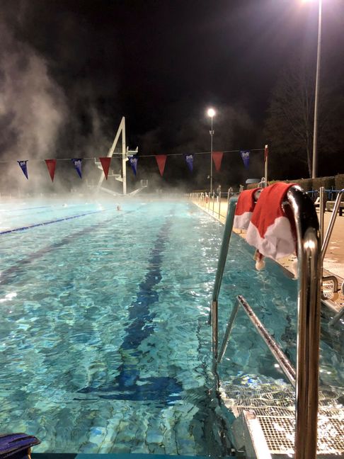 Ein ungewöhnliches Bild im Sindelfinger Freibad: Dampfendes Wasser und Nikolausmützen am Einstieg. Bild: z