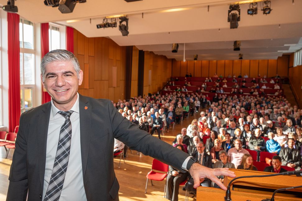 Beim Neujahrsempfang in der Stadthalle Holzgerlingen blickt Bürgermeister Ioannis Delakos positiv und hoffnungsvoll in die Zukunft. Bild: Nüßle