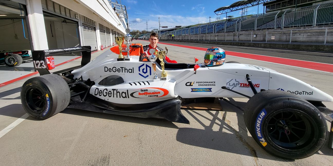 Reich dekoriert: Der 18-jährige mit seiner Pokalsammlung vom Hungaroring. Bild: z