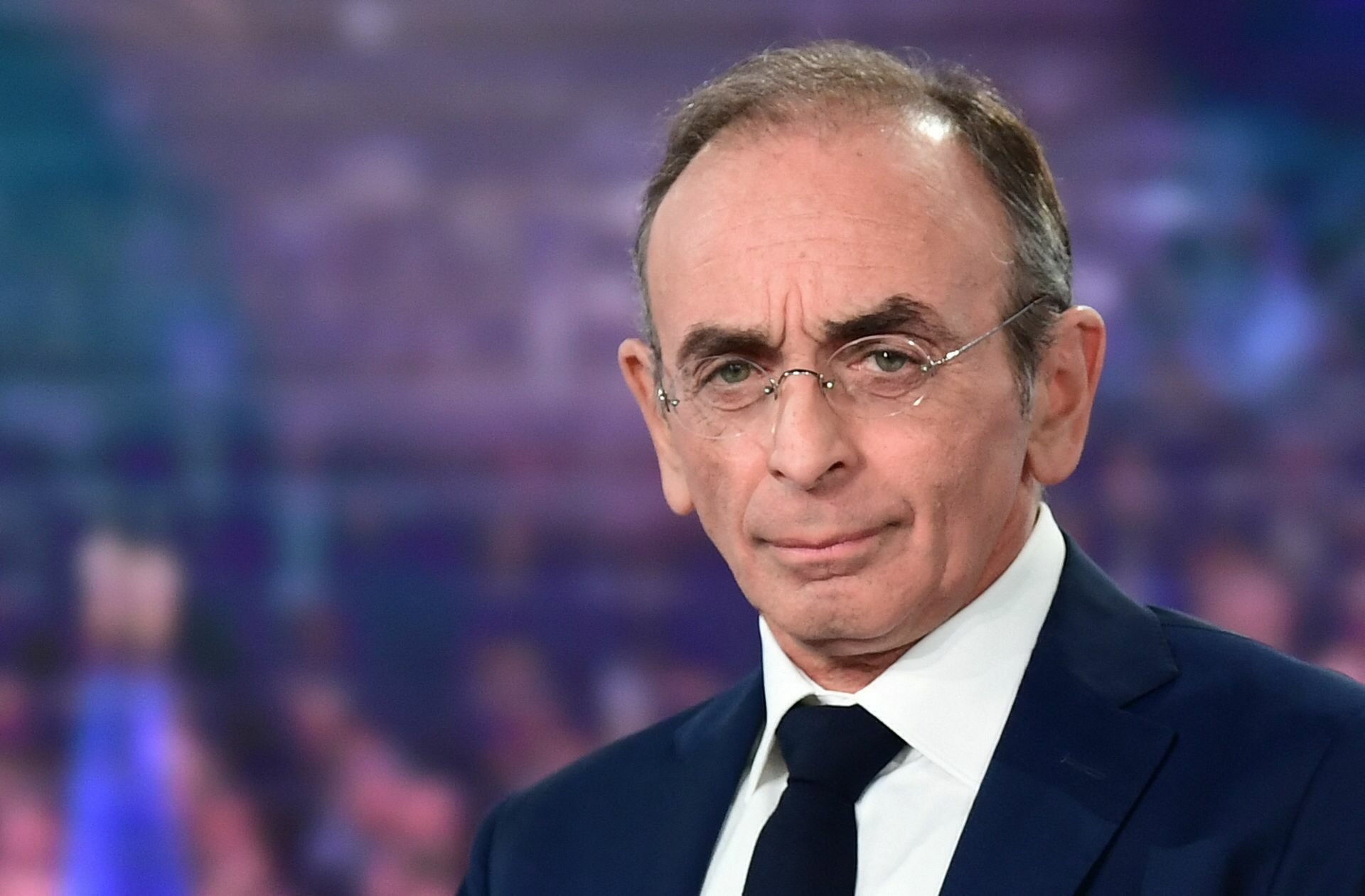 Der extrem rechte  Politiker Éric Zemmour gibt an, als Präsident würde er bald eine Volksabstimmung ansetzen: „Ich will den Immigrationsstrom stoppen.“