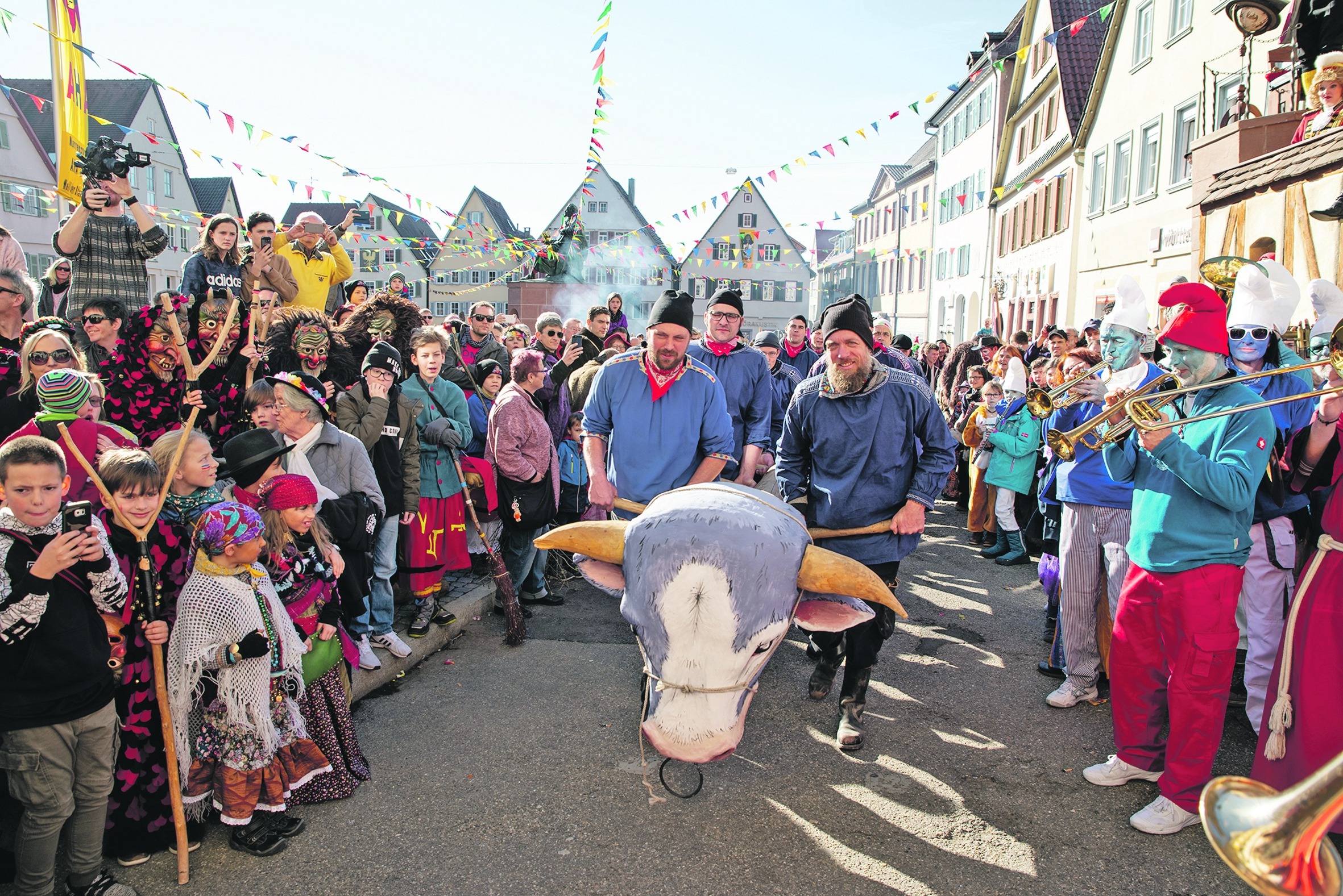 Elf Männer bringen den Ochsenkopf-Rammbock vor der verbarrikadierten Rathaustür in Stellung. Bild: Richter