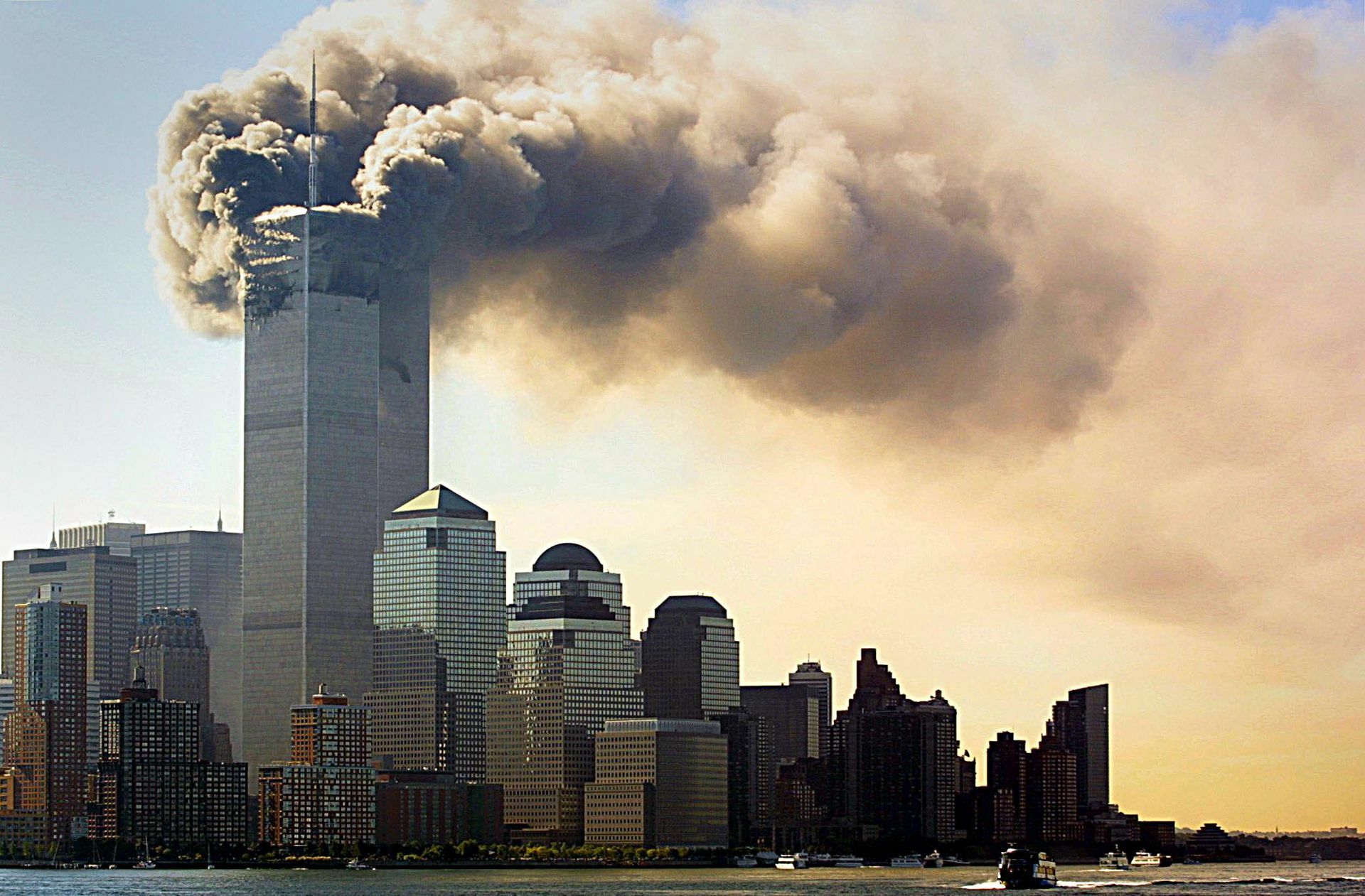 Das World Trade Center brennt: für manche ist dieses Bild nur das Symbol für ein Komplott  der Herrschenden. Foto: dpa/Hubert Boesl