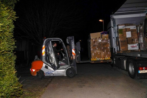 Bereits am dritten März wurden die ersten Lastwagen beladen, die die Sindelfinger Partnerstadt Chelm mit Hilfsgütern beliefern sollen. Bilder: Dettenmeyer