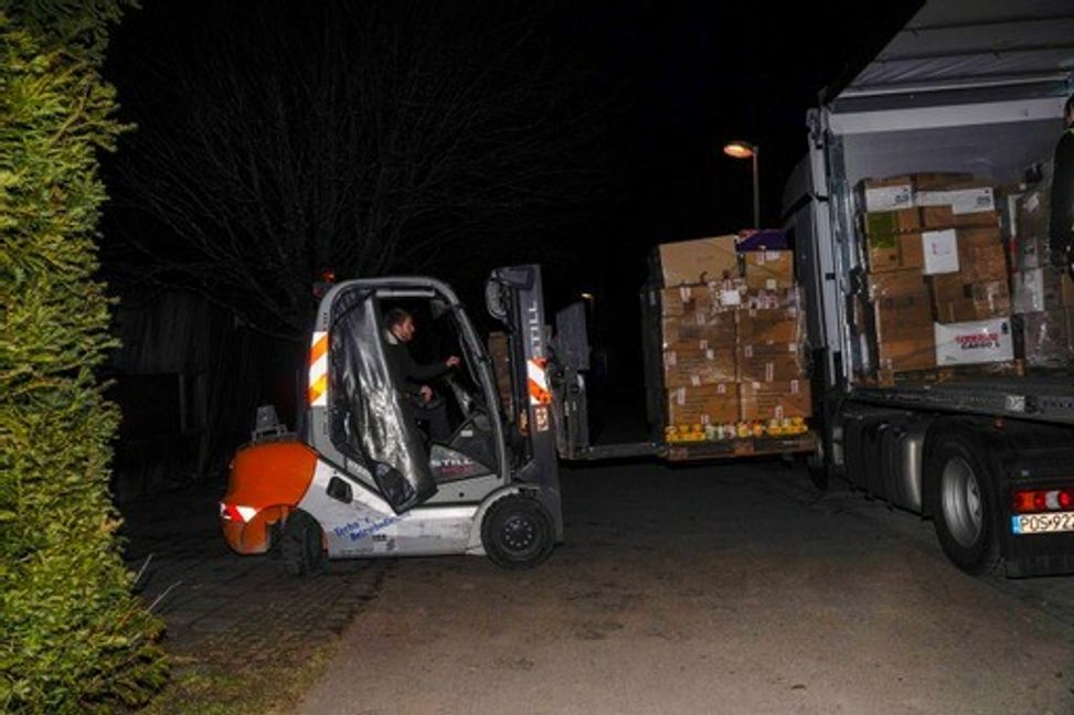 Bereits am dritten März wurden die ersten Lastwagen beladen, die die Sindelfinger Partnerstadt Chelm mit Hilfsgütern beliefern sollen. Bilder: Dettenmeyer