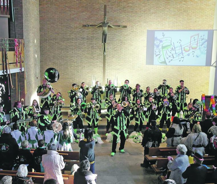 Guggenmusik statt Orgelpfeifen in der Martin-Luther-Kirche. Bild: Staber