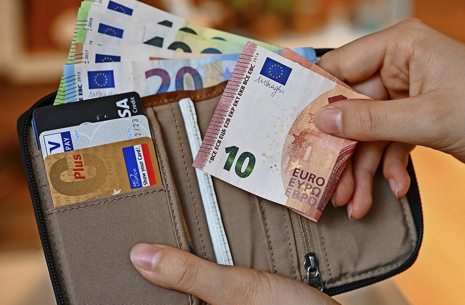 Produkte des täglichen Lebens werden teurer, deshalb bekommen Menschen weniger für ihr Geld.
 Foto: dpa/Patrick Pleul