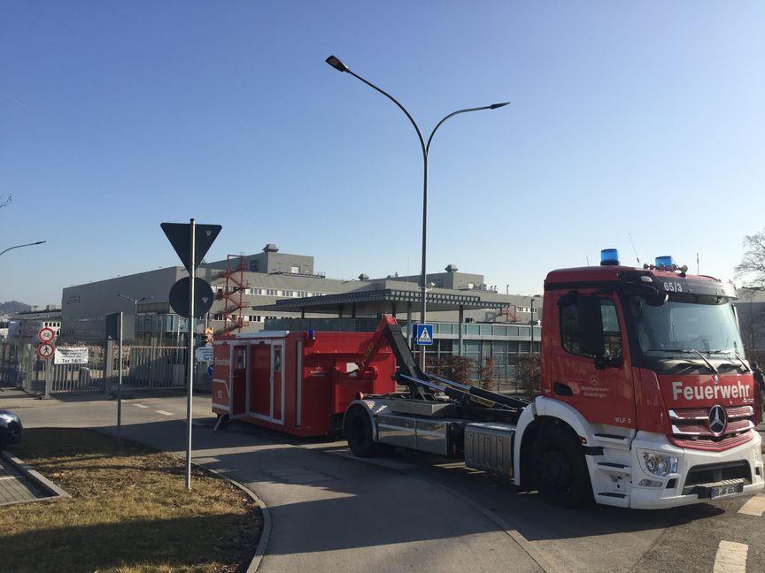 Die Feuerwehr steht an Tor 3.  Bild: Müller