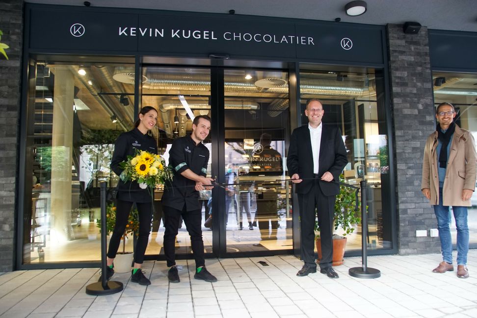 Geschäfts- und Wohnhaus statt Baulücke – die Schokoladen-Manufaktur vin Kevin Kugel hat eröffnet (von links: Sylvia und Kevin Kugel, OB Dr. Bernd Vöhringer.  Bilder: Dettenmeyer