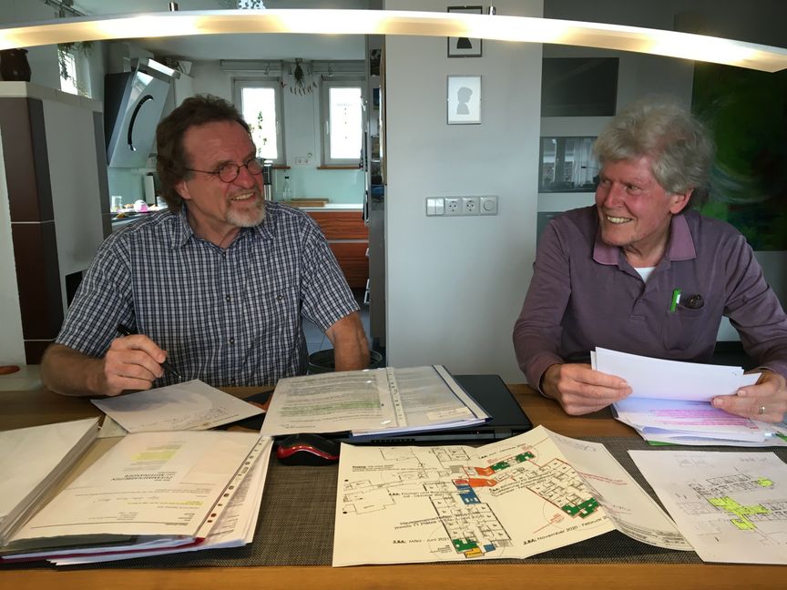 Hans Drexel (links) und Wolf Eisenmann studieren die Akten.                  Bild: z