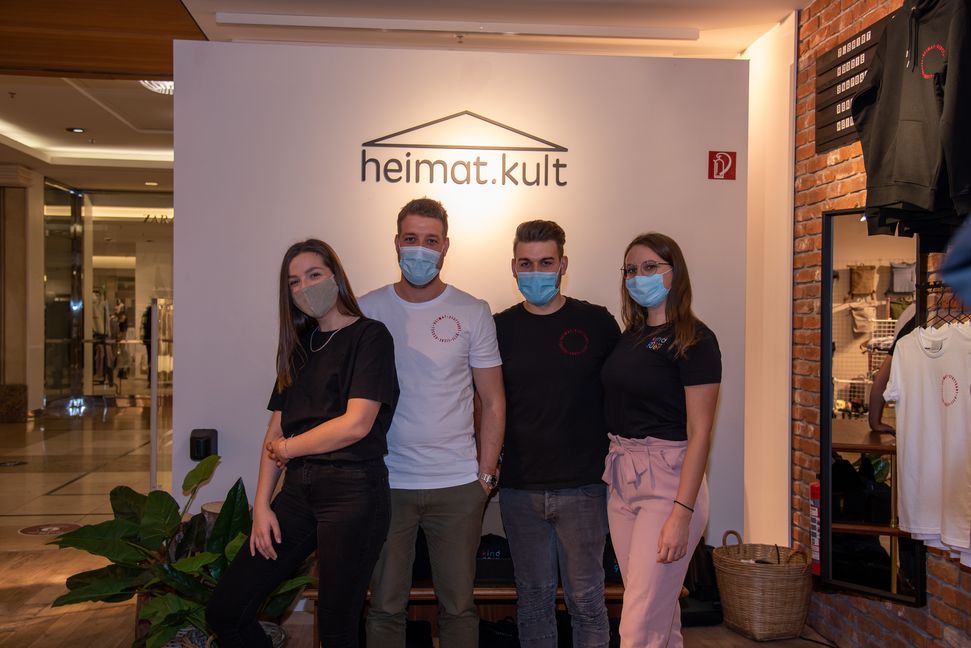 Die beiden Firmengründer Patrick Hoff und  Marcel Hoff sammelten gemeinsam mit ihren Freundinnen Mariann Schratt und Nadine Braun im Breuningerland Sindelfingen Erfahrungen im Einzelhandel. Bild: Nüßle