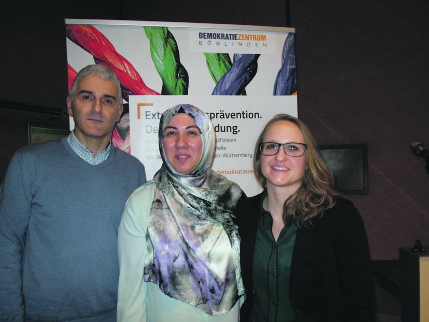 Abdullah Dagli (Integrationsrat Böblingen), Derya Sahan (Fachstelle Extremismusdistanzierung), Jana Zeh (Integrationsbeauftragte der Stadt Sindelfingen, von links).  Bild: Staber