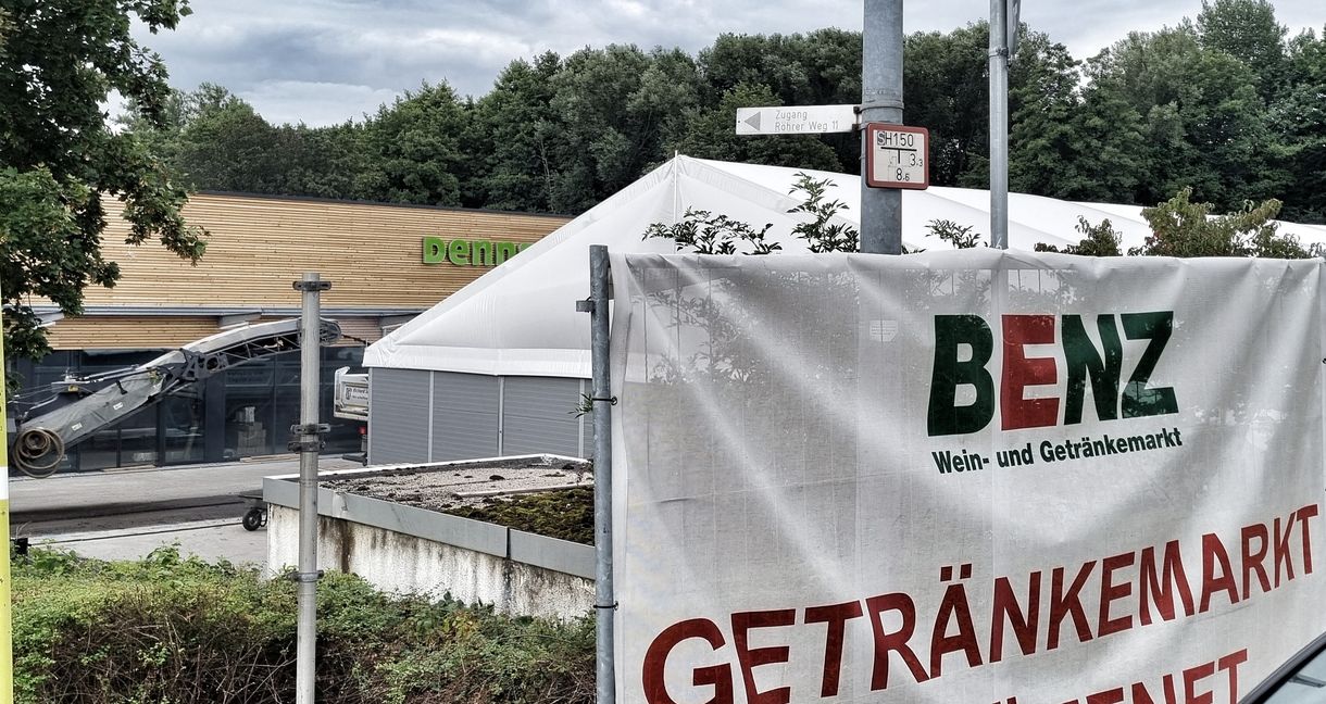Aktuell wird noch der Asphaltbelag vor dem frisch sanierten Markt im Röhrer Weg erneuert, der künftig vom Biomarkt Denns und dem Getränkehändler Benz gemeinsam bespielt wird. Benz eröffnet in dem Gebäude bereits am kommenden Montag, Denns am 24. August. Bild: Hamann