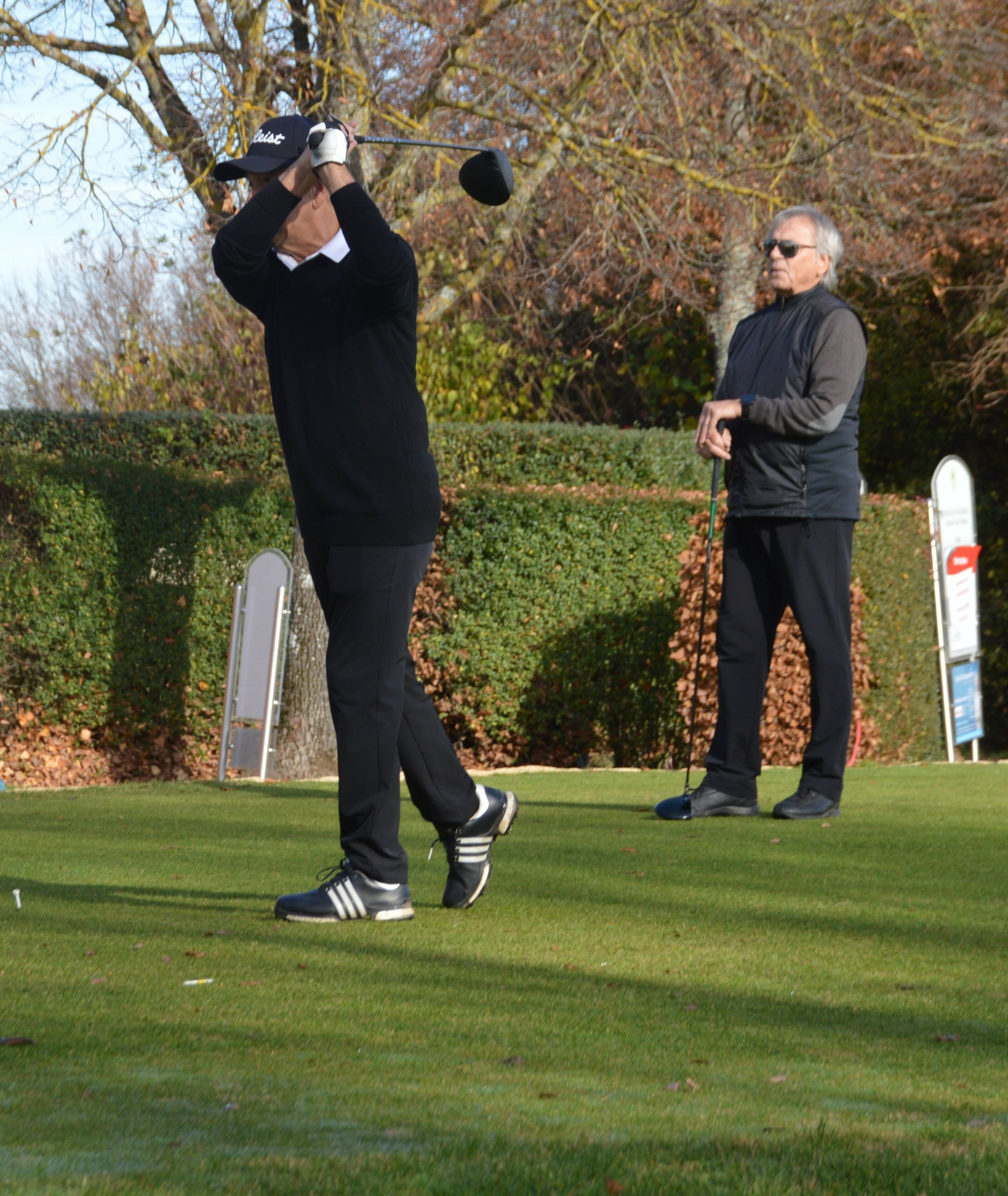 Dr. Rahim Afschar schlägt ab und legt den Ball mustergültig aufs Fairway. Horst Rippel (rechts) legt gleich ebenso hochkarätig nach.Bild: Wegner