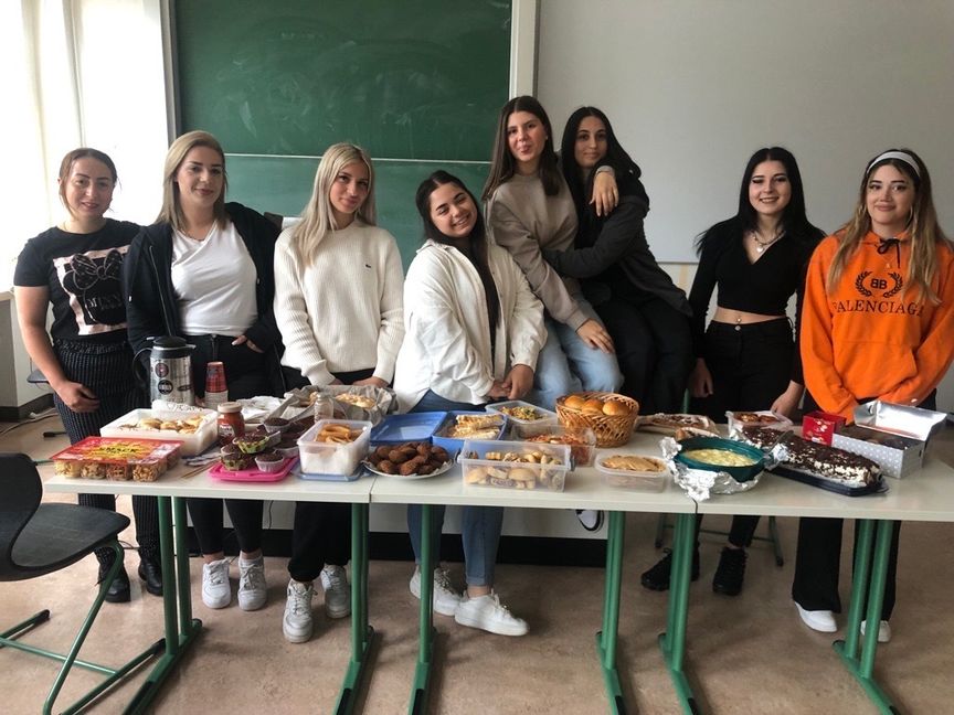 Die Schülernnen mit ihrem mitgebrachten Essen.   Bild: GDS2