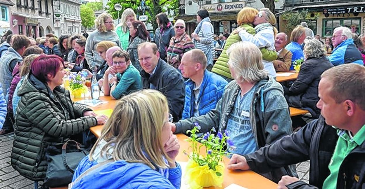 Der Oberbürgermeister auf dem Wettbachplatz im Kreis des Jahrgangs 1968, den Ulrike Pflieger-Lehmann (links in Daunenjacke) mit Ulrike Speidel und Gerd Kößler organisiert.