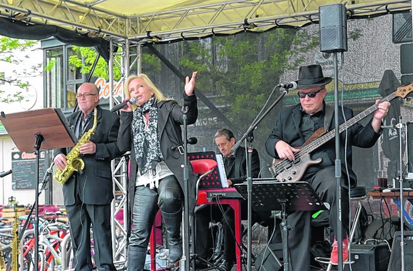 Auf der Bühne singen, statt auf dem Platz feiern: Diana Remón, Sängerin der Band Smooove (mit José-Candido Faustino, Rafael Gusmao da Silva und Bernd Böhmler), gehört wie Bernd Vöhringer zum Jahrgang 1968.