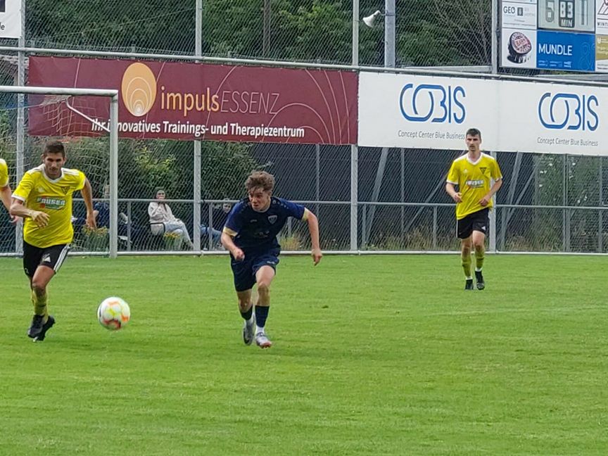 Der Darmsheimer Tino Dannecker (rechts) auf dem Weg zum 6:1. Bild: Oberdorfer