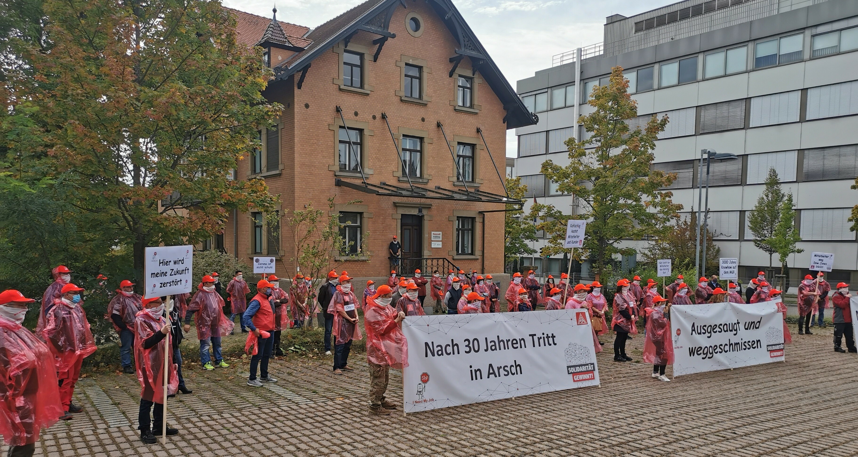 Die Honeywell-Mitarbeiter in Schönaich zeigen sich kämpferisch. Sie wehren sich gegen die Pläne des Konzerns, dass der Standort geschlossen werden und ihre Arbeitsplätze verloren gehen sollen. Bild: Hamann