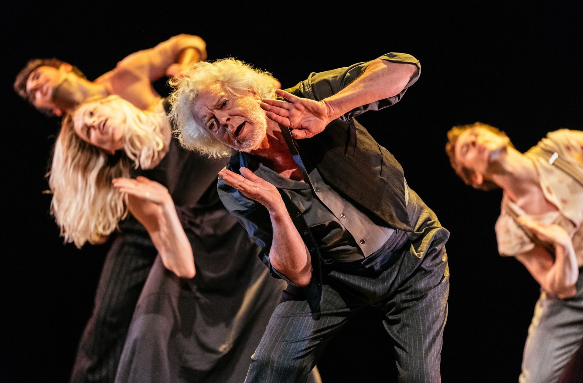 Als zehnjähriger Ballettbub wirkt Egon Madsen auf Fotos schüchtern und steif, als 80-jähriger Starsenior ist er  wild und ausgelassen wie in dieser Szene von Mauro Bigonzettis „Cantata“.